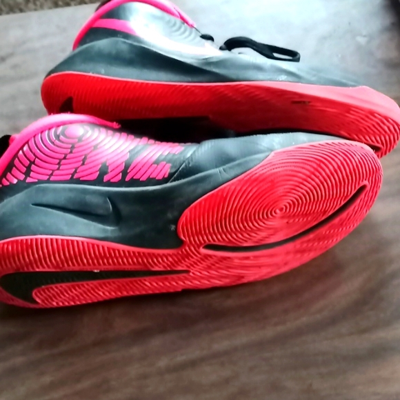 Nike girl basketball shoes - Picture 3 of 3